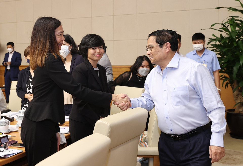 Chiều 30/7, tại Hà Nội, Thủ tướng Phạm Minh Chính chủ trì buổi làm việc với các bộ, ngành, cơ quan và một số chuyên gia, nhà khoa học, tổ chức quốc tế để lấy ý kiến hoàn thiện Đề án 'Bảo đảm ổn định kinh tế vĩ mô, kiềm chế lạm phát, chống suy thoái và bảo đảm các cân đối lớn của nền kinh tế.' (Ảnh: Dương Giang/TTXVN)
