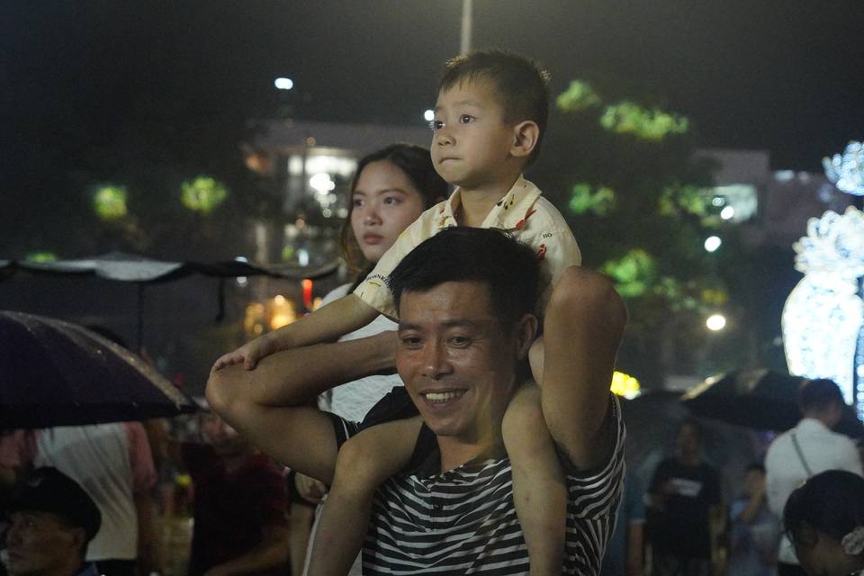 Anh Nguyễn Tuấn Tùng (quận Long Biên, Hà Nội) chia sẻ đây là lần đầu tiên anh cùng gia đình theo dõi một buổi bắn pháo hoa tại tỉnh Phú Thọ. (Ảnh: Việt Anh/Vietnam+)
