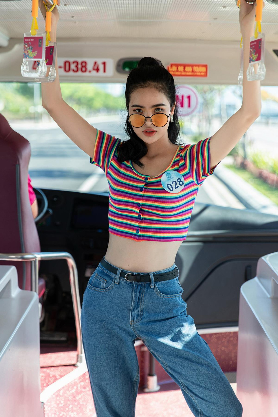 Hình ảnh các thí sinh 'thả dáng,' khoe eo thon và đường cong trên xe buýt. (Ảnh: Huy Nguyễn/Vietnam+
