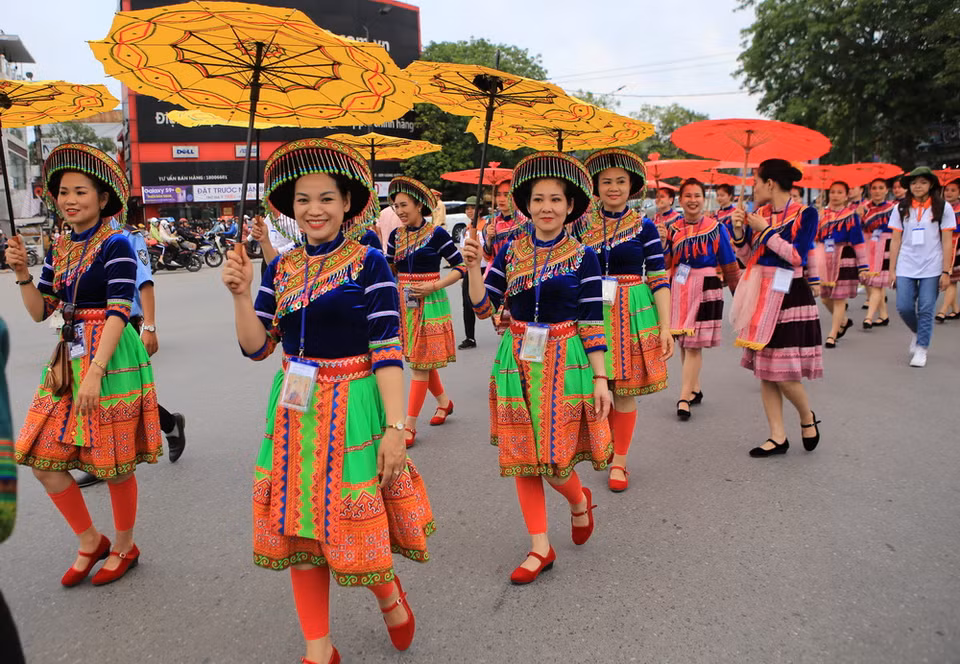 Các vũ công, nghệ sỹ các đoàn nghệ thuật biểu diễn trên đường phố thành phố Huế. (Ảnh: Hồ Cầu/TTXVN)