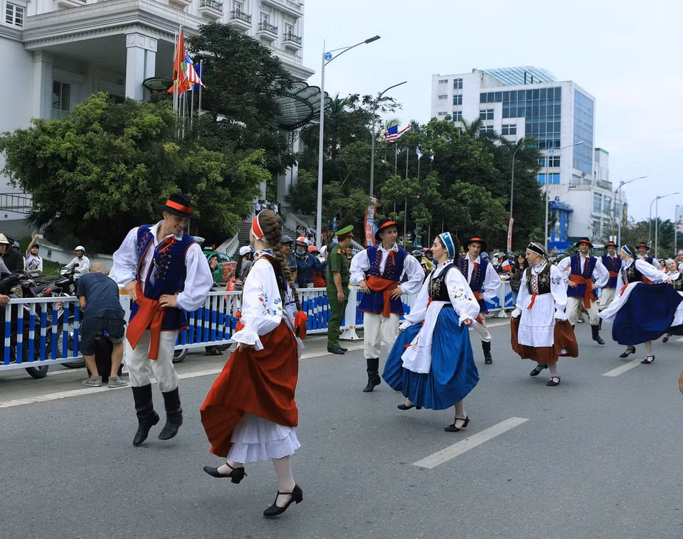 Các đoàn nghệ thuật tham gia lễ hội đường phố Sắc màu văn hóa. (Ảnh: Hoàng Hùng/TTXVN)
