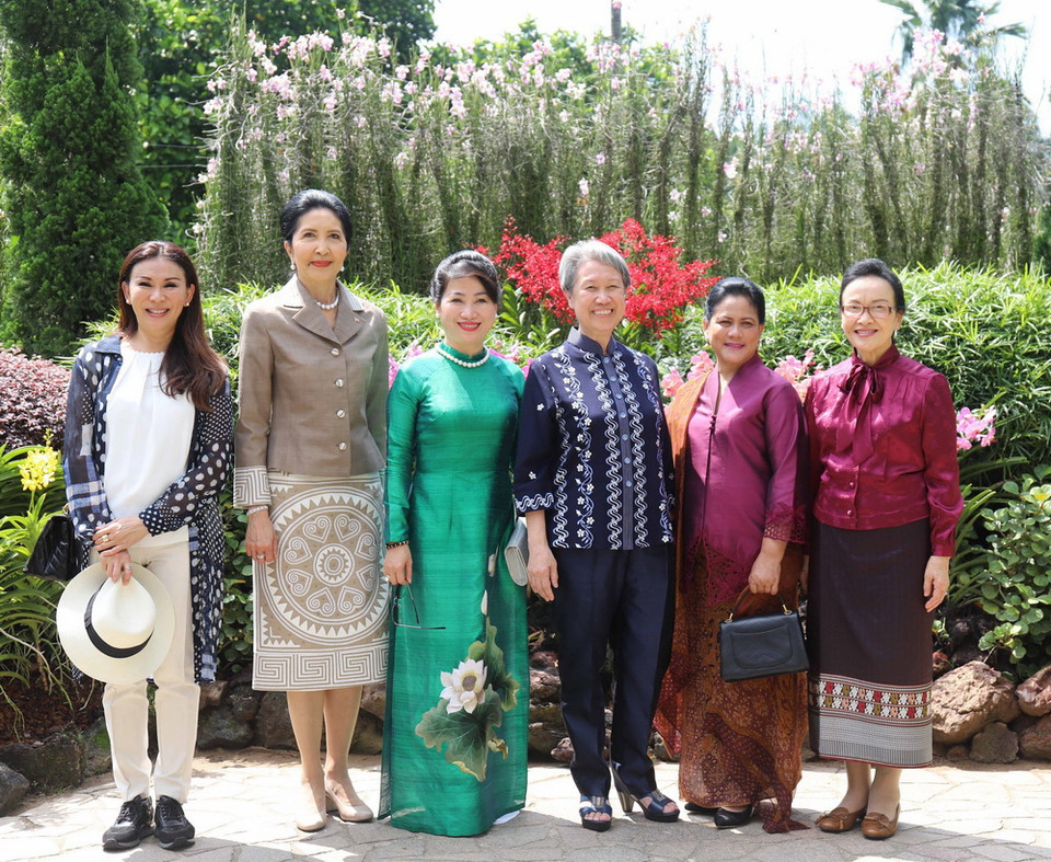Phu nhân Thủ tướng Nguyễn Xuân Phúc, bà Trần Nguyệt Thu, Phu nhân Thủ tướng Singapore Hà Tinh và phu nhân trưởng đoàn các nước tham dự hội nghị đến thăm Vườn bách thảo (Singapore Botanic Gardens). (Ảnh: Xuân Vịnh/TTXVN)
