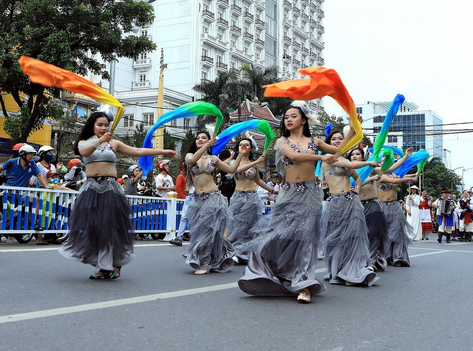 Đoàn diễu hành Vũ đoàn Hồng Hạnh tham gia lễ hội. (Ảnh: Hoàng Hùng/TTXVN)