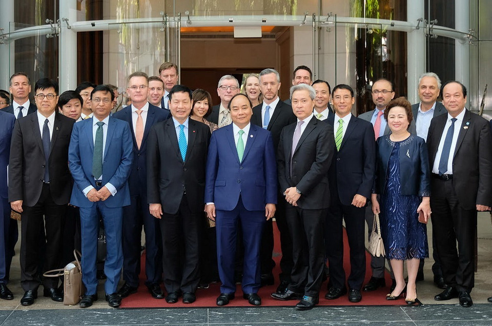 Thủ tướng Nguyễn Xuân Phúc tiếp lãnh đạo các Công ty đa quốc gia (TNCs) có trụ sở tại Singapore. (Ảnh: Thống Nhất/TTXVN)