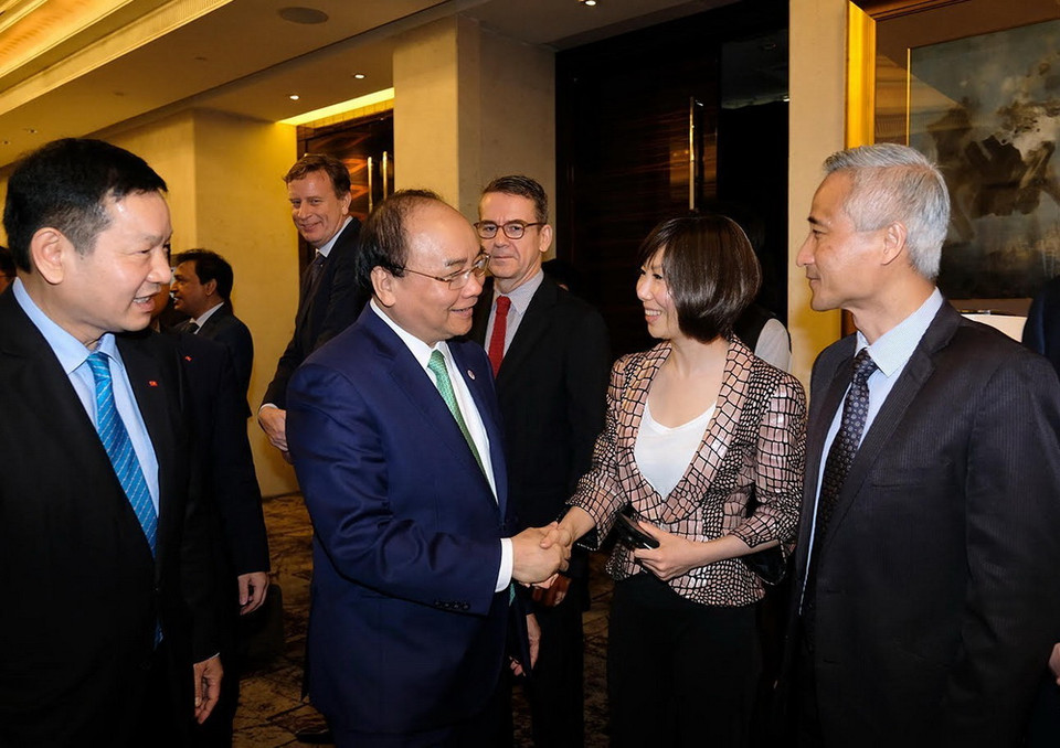 Thủ tướng Nguyễn Xuân Phúc tiếp lãnh đạo các Công ty đa quốc gia (TNCs) có trụ sở tại Singapore. (Ảnh: Thống Nhất/TTXVN)