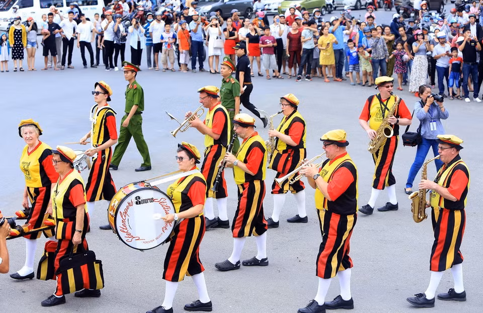 Các vũ công, nghệ sỹ các đoàn nghệ thuật biểu diễn trên đường phố thành phố Huế. (Ảnh: Hồ Cầu/TTXVN)