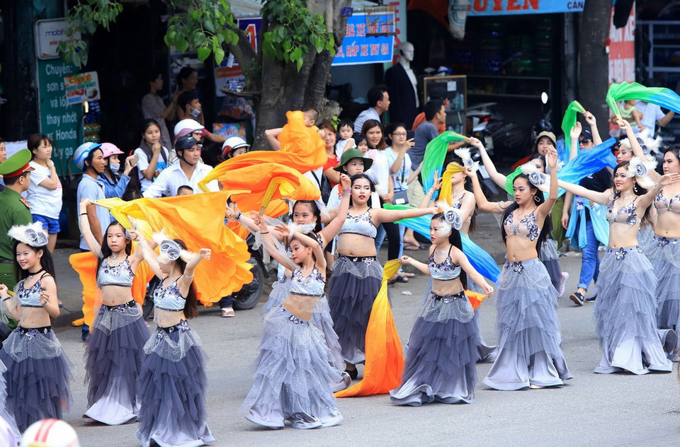Đoàn diễu hành Vũ đoàn Hồng Hạnh tham gia lễ hội. (Ảnh: Hoàng Hùng/TTXVN)