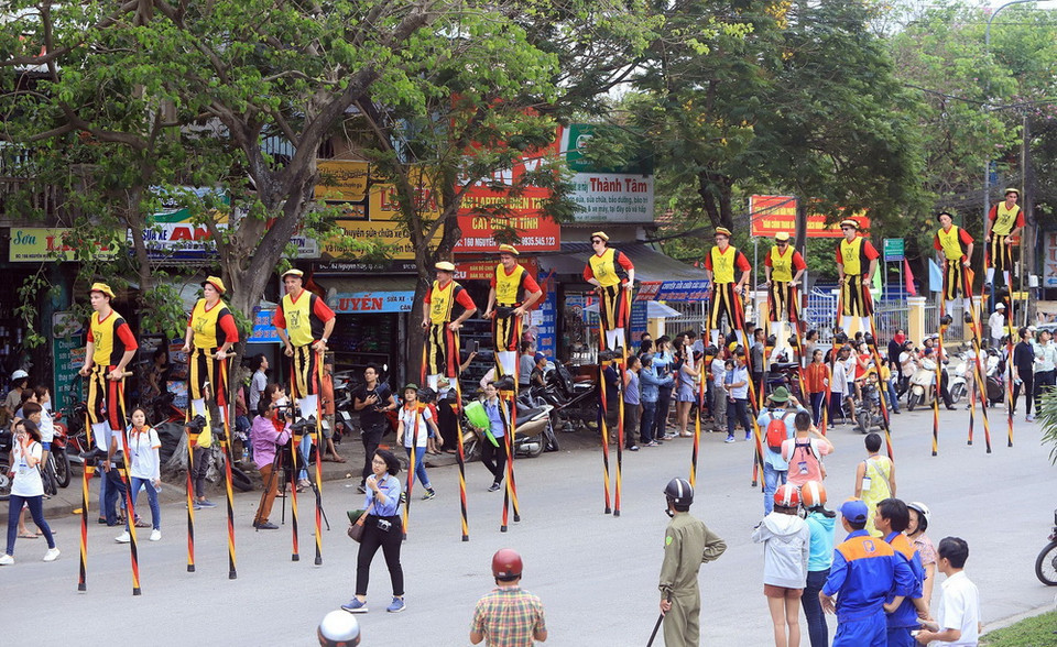 Đoàn diễu hành đến từ Vương quốc Bỉ tham gia lễ hội. (Ảnh: Hoàng Hùng/TTXVN)