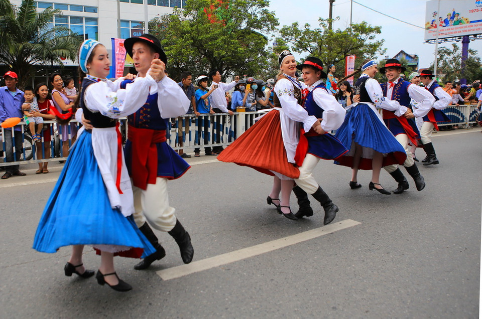 Các vũ công, nghệ sỹ các đoàn nghệ thuật biểu diễn trên đường phố thành phố Huế. (Ảnh: Hồ Cầu/TTXVN)