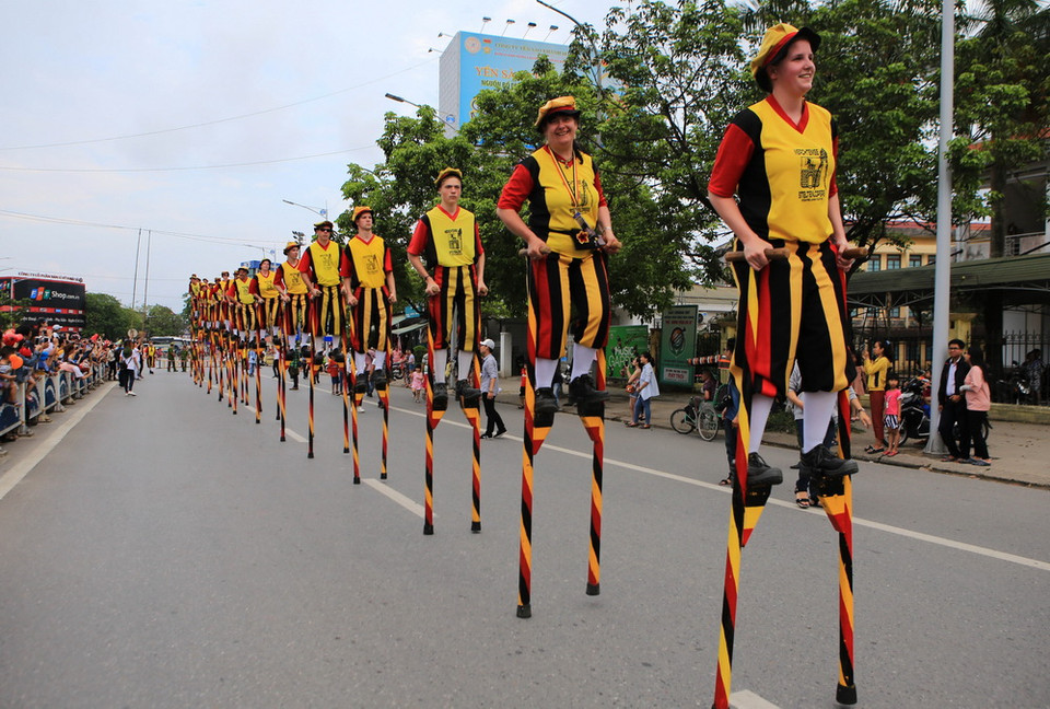 Các vũ công, nghệ sỹ các đoàn nghệ thuật biểu diễn trên đường phố thành phố Huế. (Ảnh: Hồ Cầu/TTXVN)