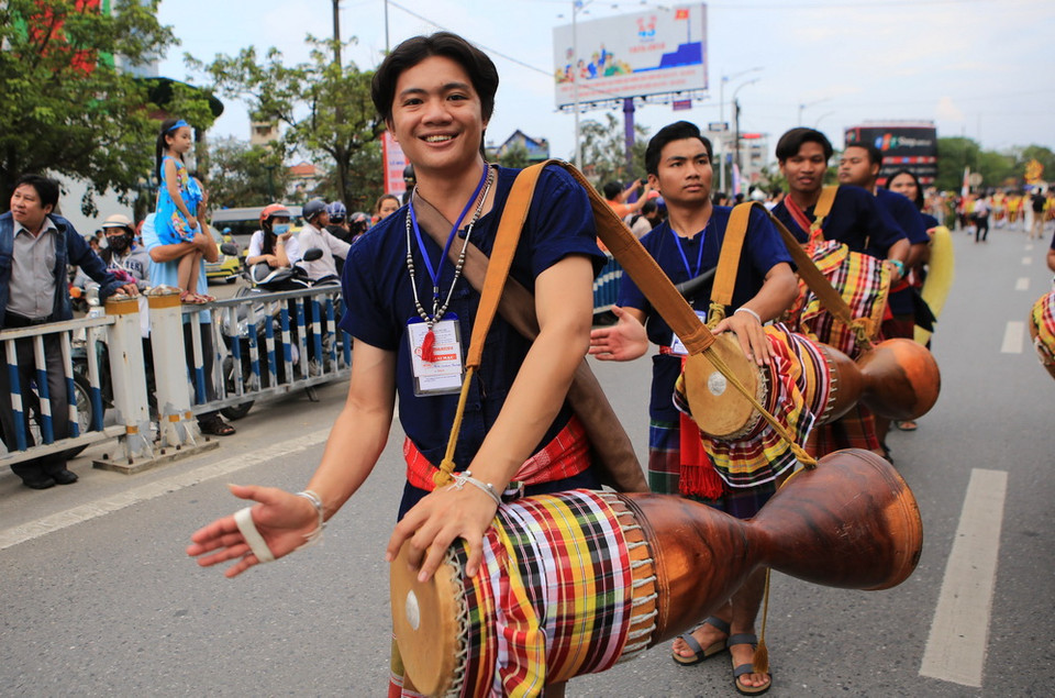 Các vũ công, nghệ sỹ các đoàn nghệ thuật biểu diễn trên đường phố thành phố Huế. (Ảnh: Hồ Cầu/TTXVN)