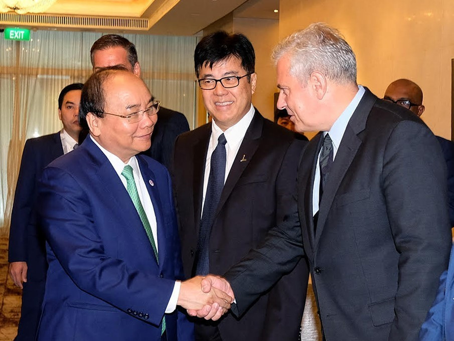 Thủ tướng Nguyễn Xuân Phúc tiếp lãnh đạo các Công ty đa quốc gia (TNCs) có trụ sở tại Singapore. (Ảnh: Thống Nhất/TTXVN)