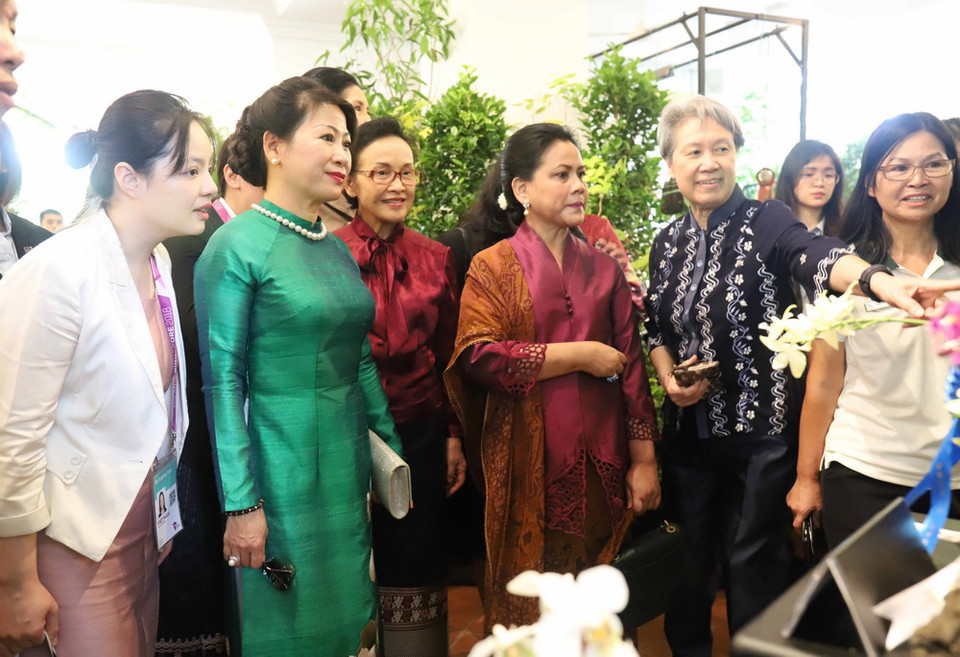 Bà Trần Nguyệt Thu, Phu nhân Thủ tướng Nguyễn Xuân Phúc tại Vườn Bách thảo Singapore. (Ảnh: Xuân Vịnh/TTXVN)