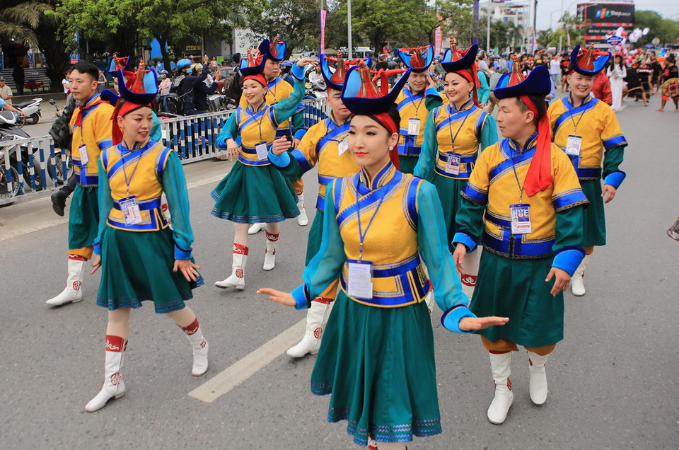 Các vũ công, nghệ sỹ các đoàn nghệ thuật biểu diễn trên đường phố thành phố Huế. (Ảnh: Hồ Cầu/TTXVN)