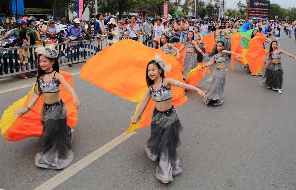 Các vũ công, nghệ sỹ các đoàn nghệ thuật biểu diễn trên đường phố thành phố Huế. (Ảnh: Hồ Cầu/TTXVN)