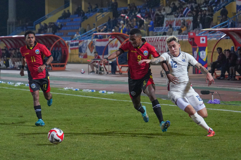 Chênh lệch đẳng cấp giữa hai đội khiến các cầu thủ Timor Leste liên tục rơi vào thế "chống đỡ." (Ảnh: Việt Anh/Vietnam+)