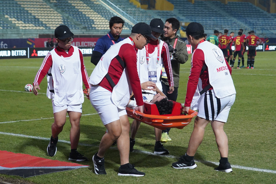 Tuy nhiên ngay sau khi ghi bàn, Benjamin Davis gặp chấn thương và phải rời sân ngay từ hiệp một. (Ảnh: Việt Anh/Vietnam+)