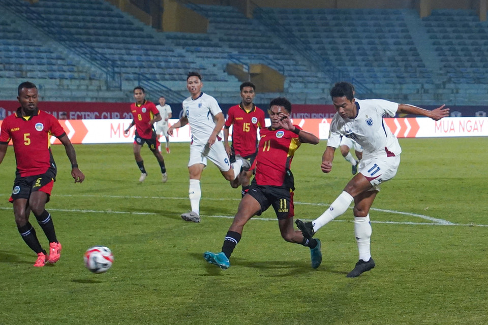 Các chân sút bên phía Thái Lan thay nhau "bắn phá" khung thành của Timor Leste. (Ảnh: Việt Anh/Vietnam+)