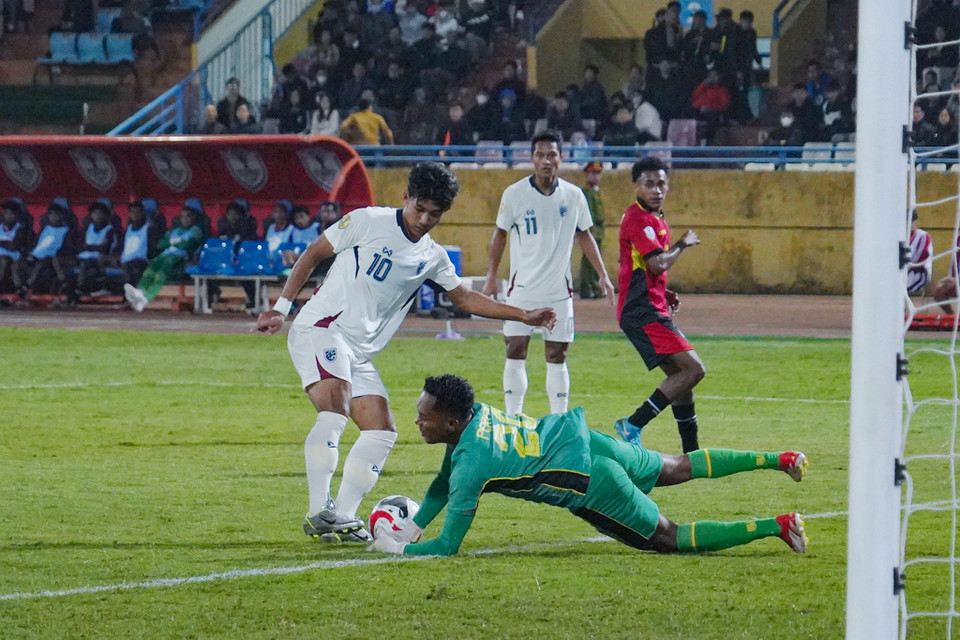Phút thứ 28, Suphanat Mueanta (số 10) tận dụng sai lầm của thủ môn bên phía Timor Leste và đưa bóng vào lưới trống, nâng tỷ số lên 3-0 cho Thái Lan. (Ảnh: Việt Anh/Vietnam+)