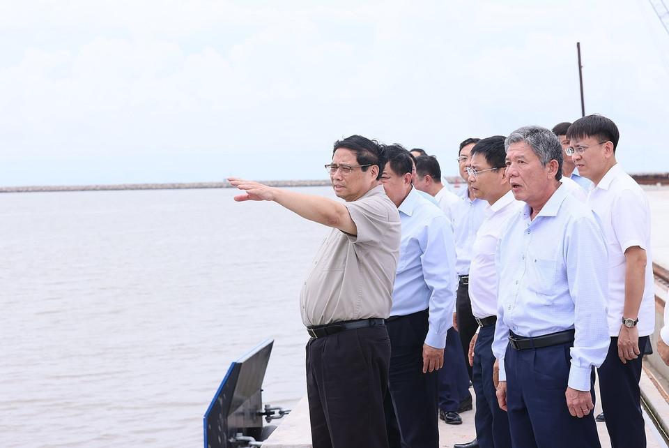 Thủ tướng Phạm Minh Chính khảo sát Khu Kinh tế Định An. (Ảnh: Dương Giang/TTXVN)
