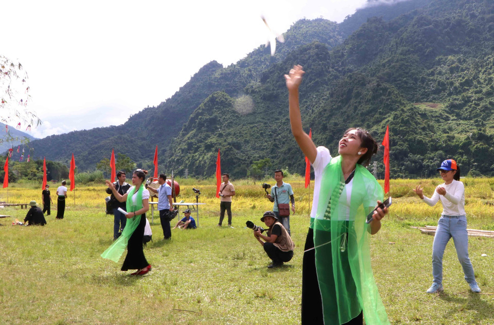 Hòa mình vào các trò chơi dân gian tại lễ hội. (Ảnh: Nguyễn Oanh/TTXVN)