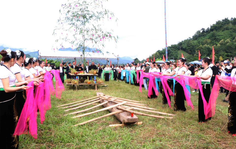 Thực hiện nghi thức cúng hồn lúa. (Ảnh: Nguyễn Oanh/TTXVN)