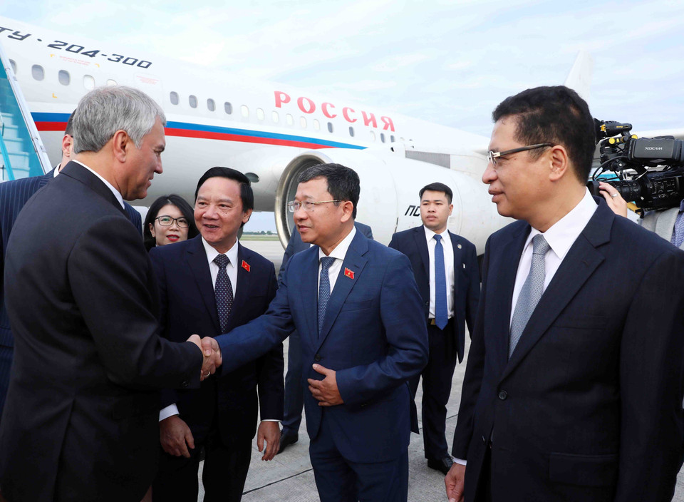 Lễ đón Chủ tịch Duma Quốc gia Quốc hội Liên bang Nga V.V. Volodin tại Sân bay Quốc tế Nội Bài. (Ảnh: Phạm Kiên/TTXVN)