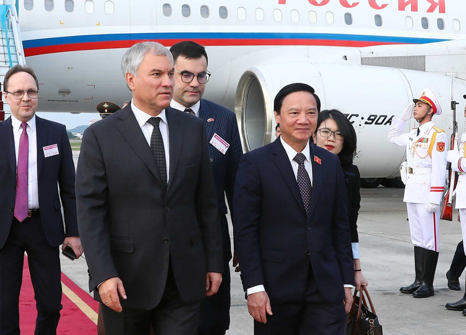 Phó Chủ tịch Quốc hội Nguyễn Khắc Định đón Chủ tịch Duma Quốc gia Quốc hội Liên bang Nga V.V. Volodin tại Sân bay Quốc tế Nội Bài. (Ảnh: Phạm Kiên/TTXVN)