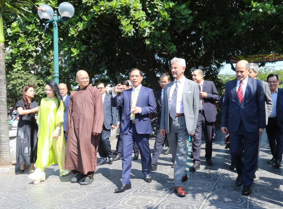 Bộ trưởng Ngoại giao Bùi Thanh Sơn đón Bộ trưởng Ngoại giao Ấn Độ Subrahmanyam Jaishankar thăm chùa Trấn Quốc. (Ảnh: Lâm Khánh/TTXVN)