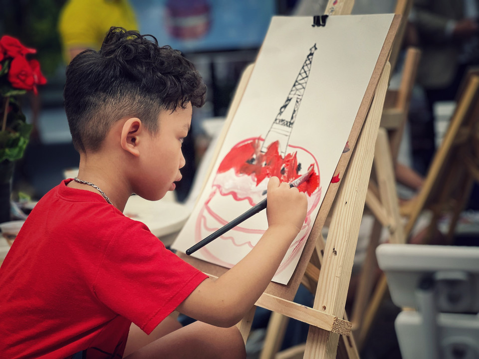 Một trải nghiệm thú vị với mỹ thuật và tìm hiểu về nước Pháp thông qua màn thử tài vẽ tranh “Nước Pháp trong mắt em”. (Ảnh: Mai Mai/Vietnam+)