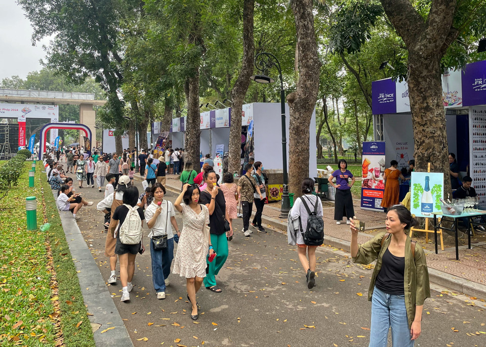 Dòng người đổ về lễ hội ngày càng đông. (Ảnh: Nhật Lam/Vietnam+)