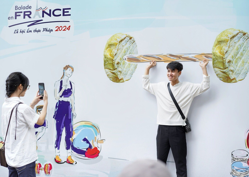 Du khách được trải nghiệm một nước Pháp đan xen giữa truyền thống và hiện đại giữa lòng Hà Nội. (Ảnh: Nhật Lam/Vietnam+)