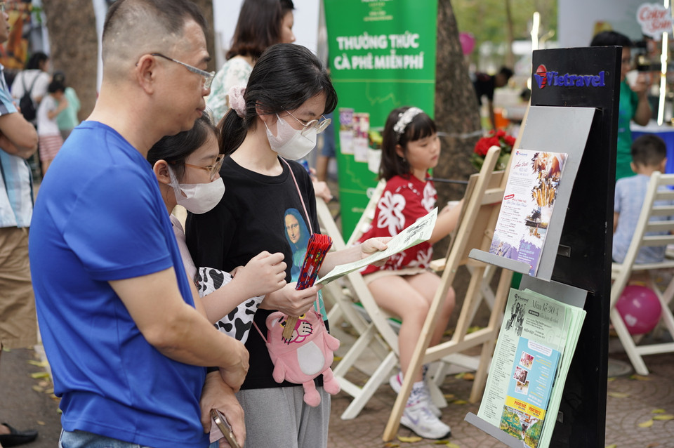 Tại Lễ hội, Vietravel giới thiệu gần 20 hành trình du lịch châu Âu qua nước Pháp với mức giá từ 63,9 triệu đồng, lịch khởi hành từ dịp Lễ 30/4 đến Hè 2024. Đặc biệt, khi mua tour trong thời gian lễ hội từ 5-7/4, du khách được hưởng ưu đãi giảm giá lên tới 3 triệu đồng/người. (Ảnh: Nhật Lam/Vietnam+)