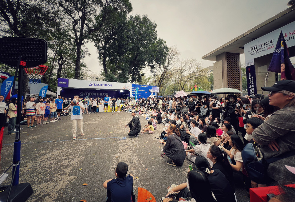 Lễ hội lần này được tổ chức xoay quanh khẩu hiệu ‘Hương vị ẩm thực, Sắc màu thể thao’, nhằm tập trung quảng bá cho Thế vận hội Olympic và Paralympic Paris 2024. Vì thế, thông qua mô hình làng thể thao có diện tích 300m2, khách tham quan có thể trải nghiệm miễn phí các hoạt động thể thao như bóng rổ, bóng đá, bắn cung và phi tiêu, cầu lông, bóng bàn... và giao lưu với đội bóng Thăng Long Warriors... (Ảnh: Mai Mai/Vietnam+)