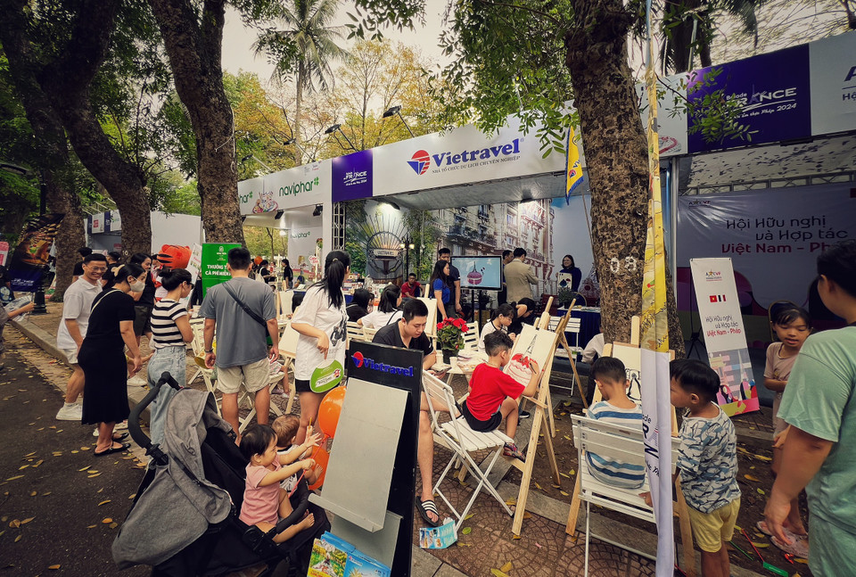 Đến với gian hàng Vietravel, du khách có cơ hội tham gia nhiều trải nghiệm hấp dẫn, mang đậm văn hóa nước Pháp như: trải nghiệm trang trí bánh quy icing chủ đề Pháp, thử tài vẽ tranh “Nước Pháp trong mắt em”, Đắm chìm trong âm nhạc lãng mạn nước Pháp cùng Live Acoustic Band - Les Rêveurs, thưởng thức café miễn phí; hay bốc thăm trúng thưởng nhiều phần quà du lịch tiện ích từ các đối tác và Tổng Cục du lịch. (Ảnh: Mai Mai/Vietnam+)