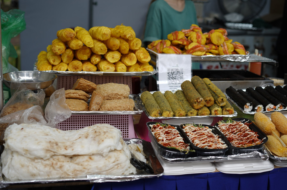 Không chỉ có ẩm thực Pháp, hương vị các món ăn đến từ Việt Nam, Nhật Bản, Hàn Quốc cũng xuất hiện như một cách giao thoa văn hóa tại không gian lễ hội. (Ảnh: Nhật Lam/Vietnam+)