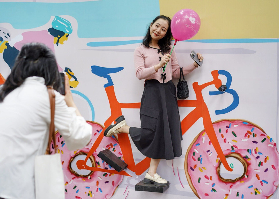 Giới trẻ tranh thủ check-in tại những tiểu cảnh đậm chất Pháp. (Ảnh: Nhật Lam/Vietnam+)