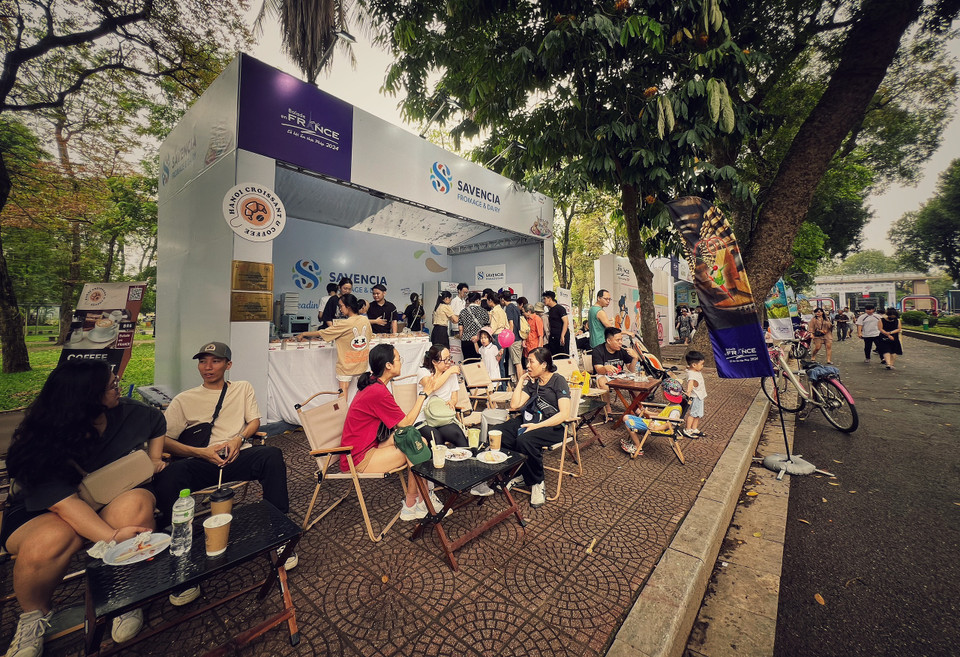 Giới trẻ Hà Nội đổ về lễ hội thưởng thức hương vị Pháp trong một sáng cuối tuần mát mẻ. (Ảnh: Mai Mai/Vietnam+)