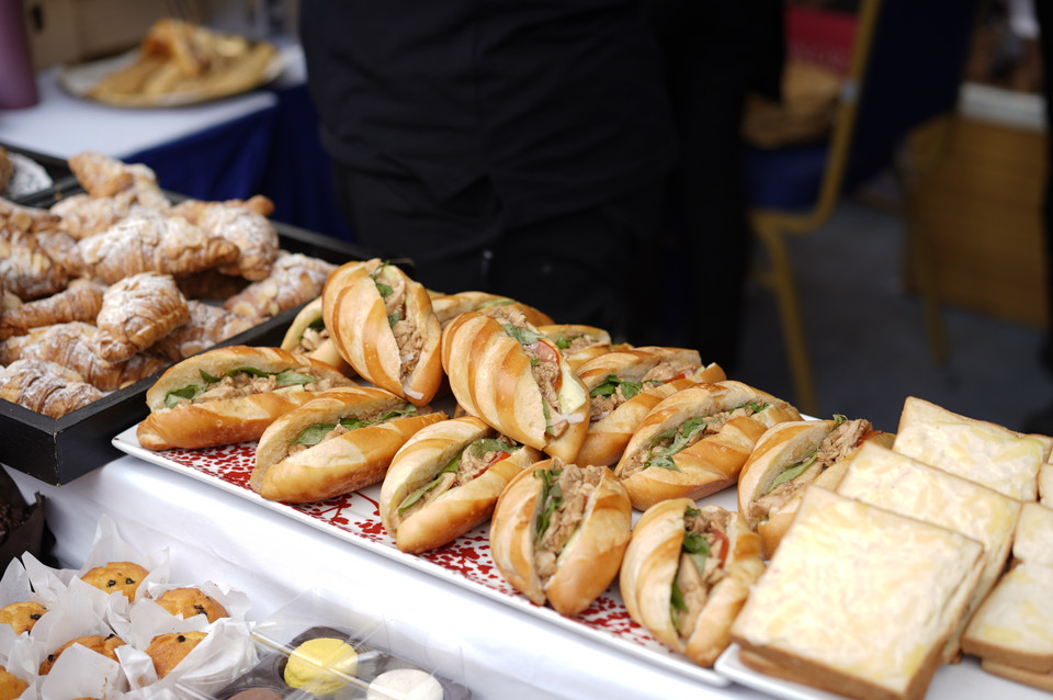 Giám đốc Dự án "Balade En France", bà Lê Cảnh Chi thông tin, khách tham quan sẽ được khám phá các sản phẩm Pháp với chất lượng hảo hạng, đặc biệt là các chế phẩm từ táo và thịt nguội, qua đó cảm nhận rõ tinh thần trách nhiệm, tính độc đáo và đổi mới của ẩm thực Pháp. (Ảnh: Nhật Lam/Vietnam+)