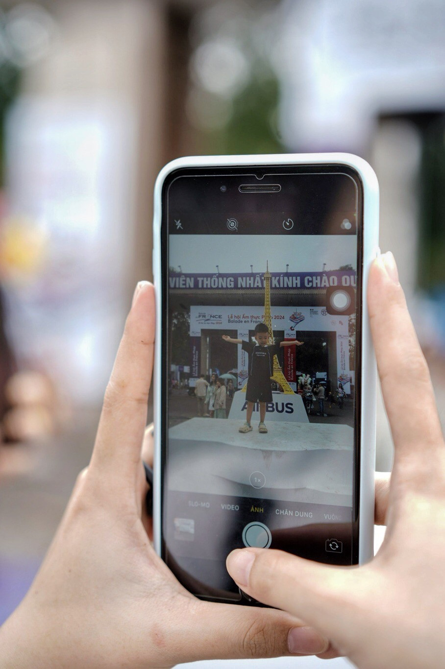 Không chỉ thưởng thức đủ các hương vị đến từ nền ẩm thực Pháp, du khách còn có cơ hội đắm mình trong những hoạt động vui chơi hấp dẫn, cùng nhiều góc check-in "sống ảo" lung linh mang đậm dấu ấn Pháp. (Ảnh: Nhật Lam/Vietnam+)