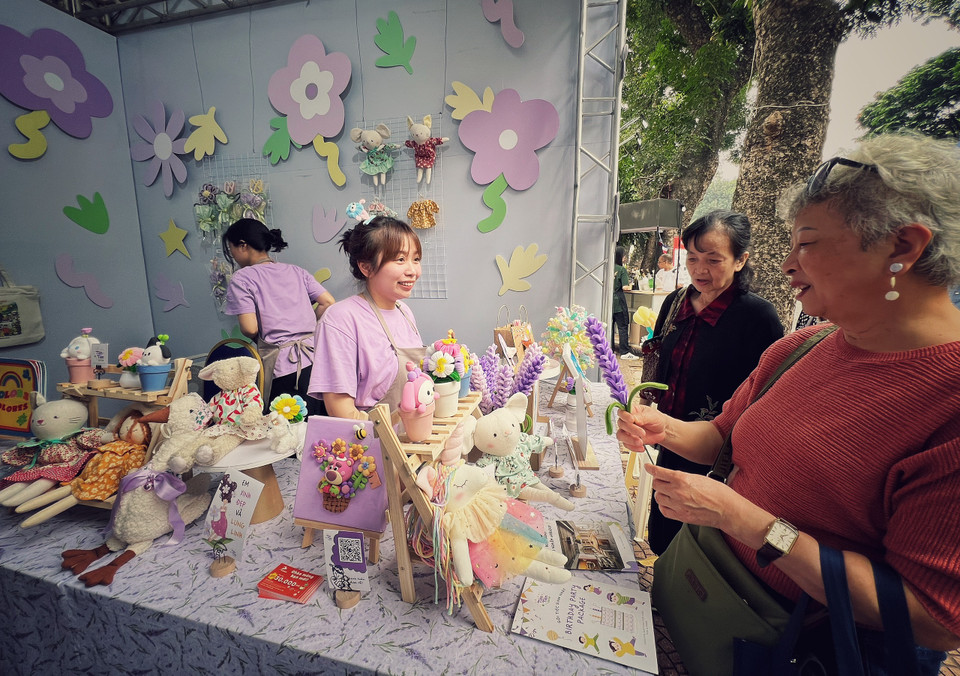 Gian hàng làm đồ thủ công thu hút khách tham quan, trải nghiệm. (Ảnh: Mai Mai/Vietnam+)