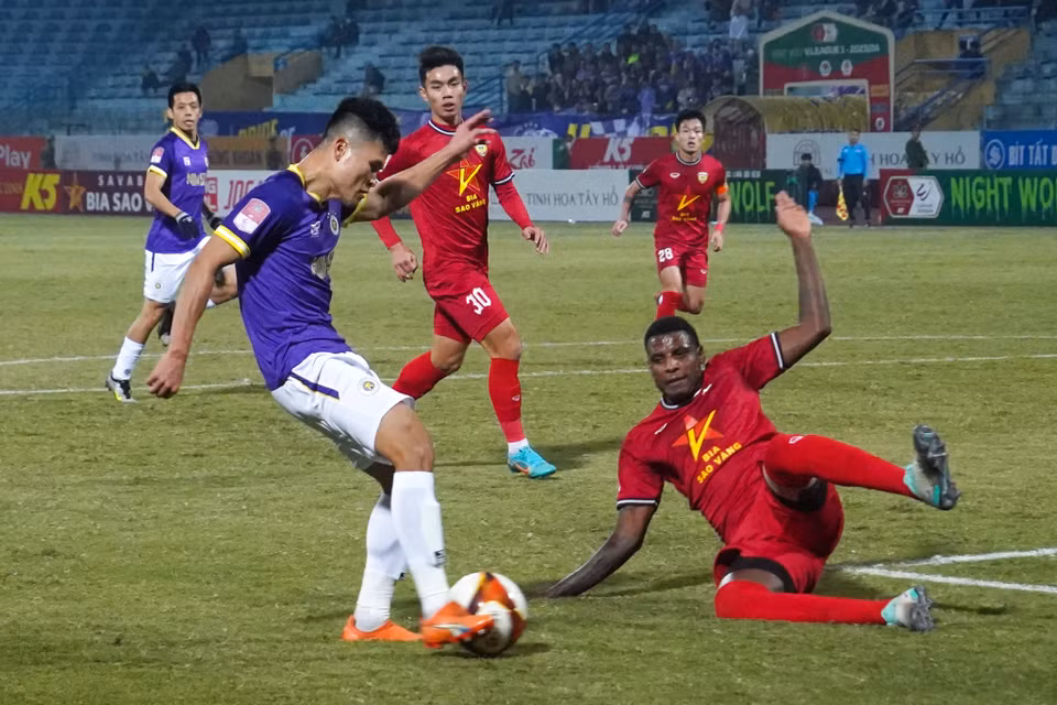 Tình huống hậu vệ Bruno của Hà Tĩnh truy cản pha dứt điểm của Tuấn Hải. (Ảnh: Việt Anh/Vietnam+)