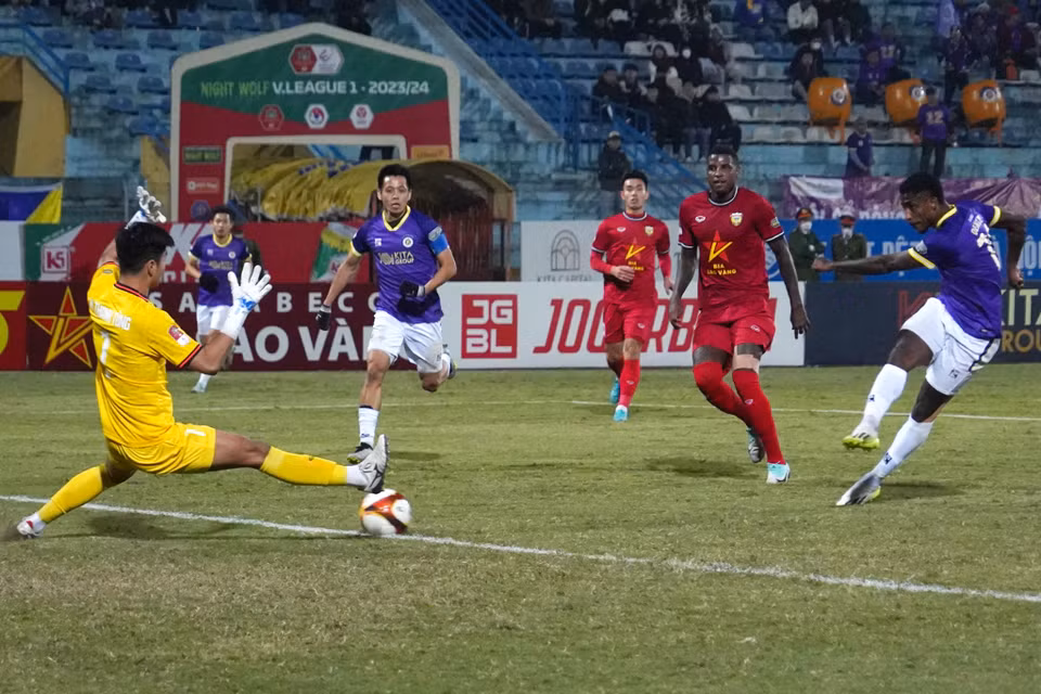 Sau nhiều tình huống hãm thành, tiền đạo Denilson ghi bàn gỡ hòa cho đội chủ nhà ở phút thứ 67. (Ảnh: Việt Anh/Vietnam+)