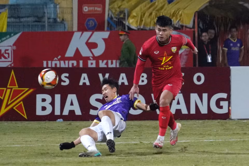 Đáng chú ý, chủ nhà Hà Nội FC có nhiều tình huống va chạm trong vòng cấm nhưng trọng tài đều không tham khảo công nghệ VAR. (Ảnh: Việt Anh/Vietnam+)