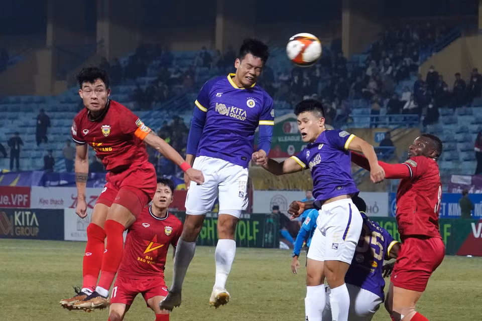 Pha không chiến của hậu vệ Thành Chung. (Ảnh: Việt Anh/Vietnam+)