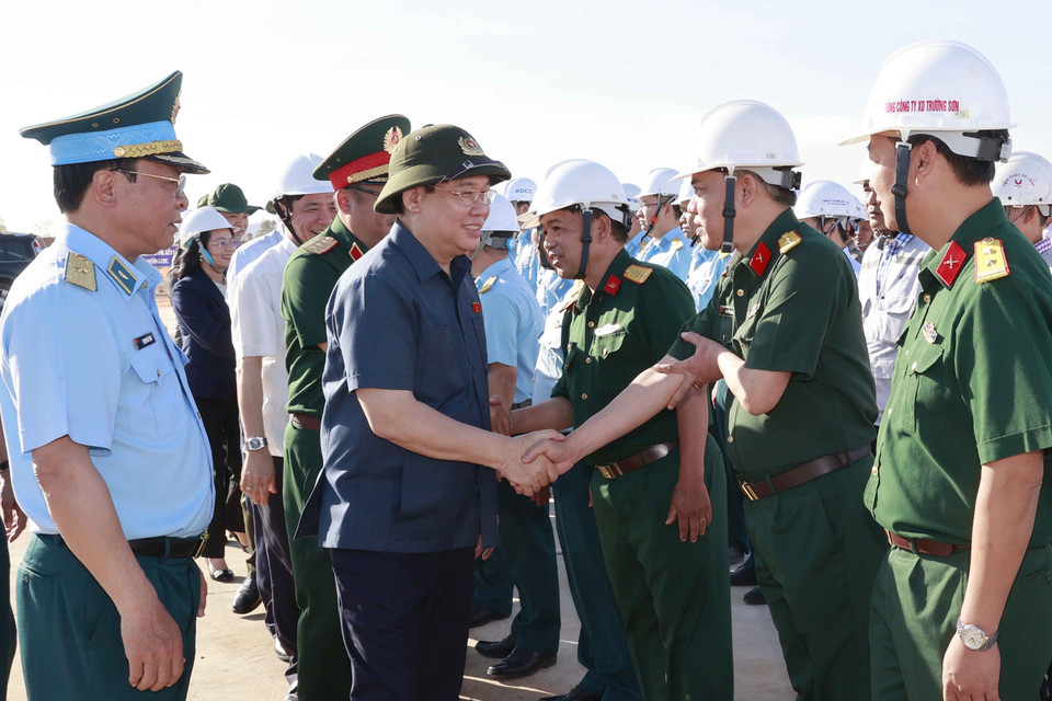 Chủ tịch Quốc hội Vương Đình Huệ thăm, động viên cán bộ, chiến sỹ đang thi công Sân bay quân sự Phan Thiết. (Ảnh: Doãn Tấn/TTXVN)