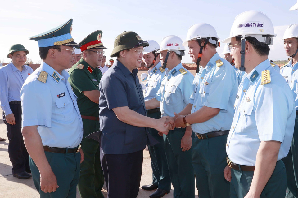 Chủ tịch Quốc hội Vương Đình Huệ thăm, động viên cán bộ, chiến sỹ đang thi công Sân bay quân sự Phan Thiết. (Ảnh: Doãn Tấn/TTXVN)