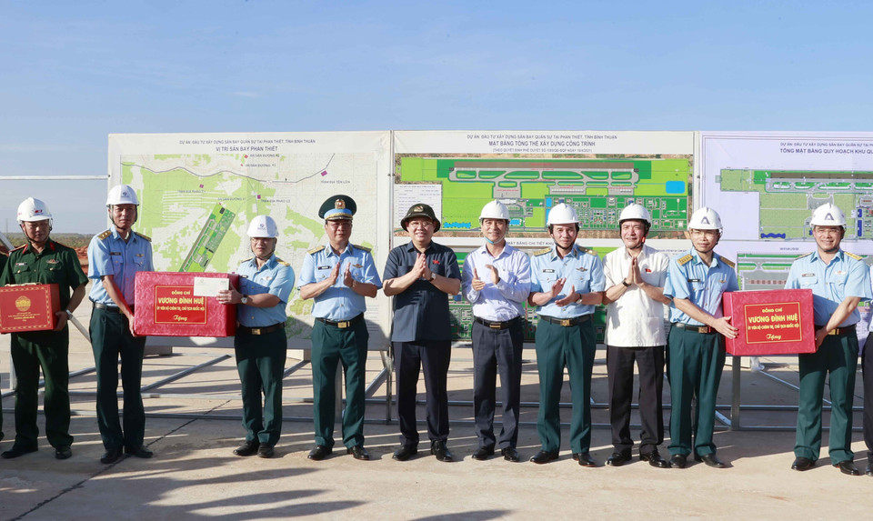 Chủ tịch Quốc hội Vương Đình Huệ tặng quà cán bộ, chiến sỹ của các đơn vị đang thi công Sân bay quân sự Phan Thiết. (Ảnh: Doãn Tấn/TTXVN)