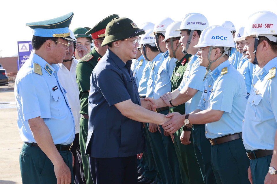 Chủ tịch Quốc hội Vương Đình Huệ thăm, động viên cán bộ, chiến sỹ đang thi công Sân bay quân sự Phan Thiết. (Ảnh: Doãn Tấn/TTXVN)