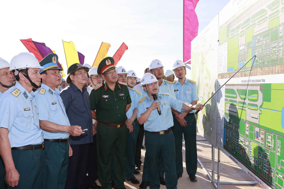 Chủ tịch Quốc hội Vương Đình Huệ nghe thuyết trình về dự án Sân bay quân sự Phan Thiết. (Ảnh: Doãn Tấn/TTXVN)
